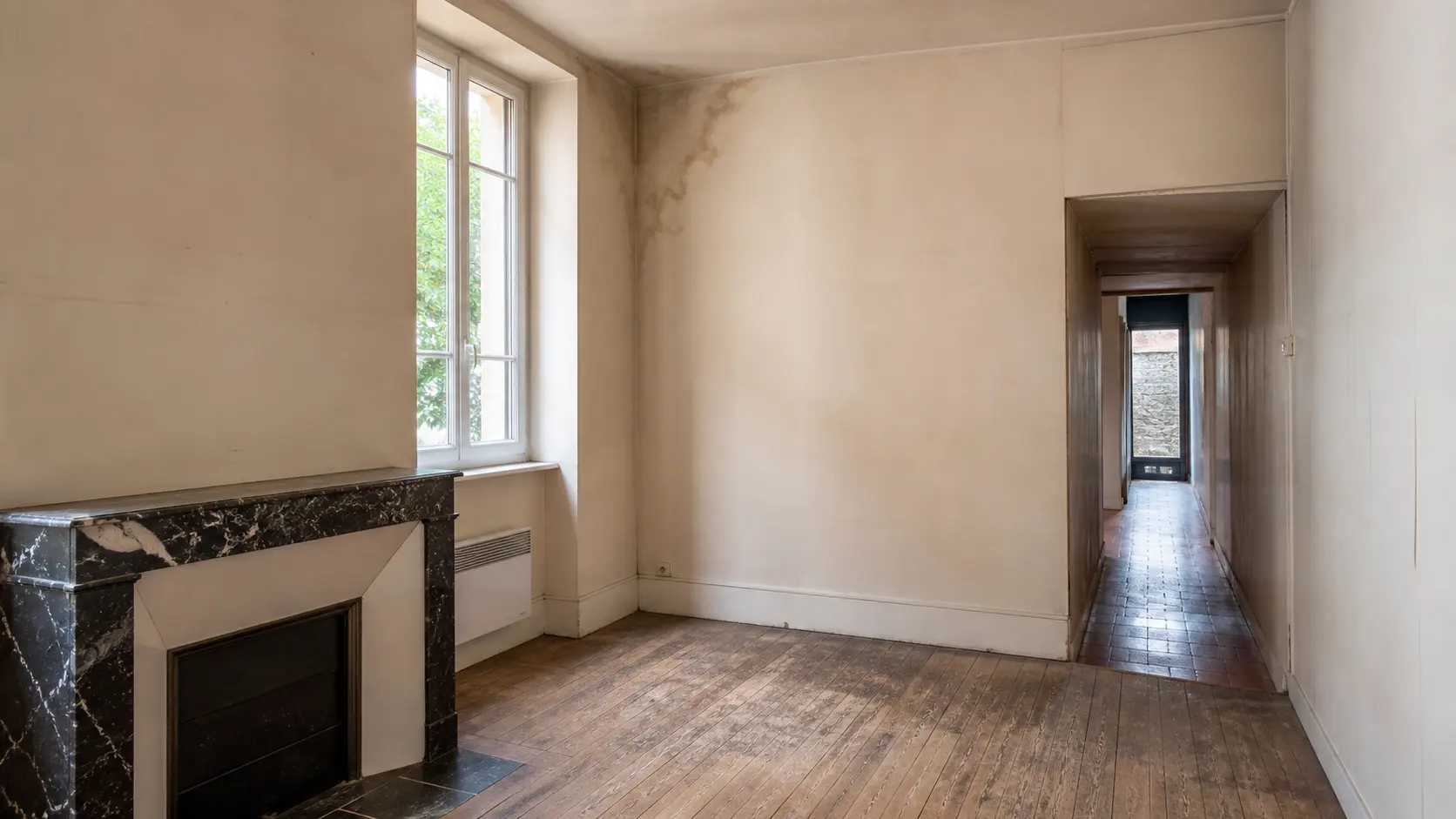 Pièce présentant humidité et défauts avant rénovation