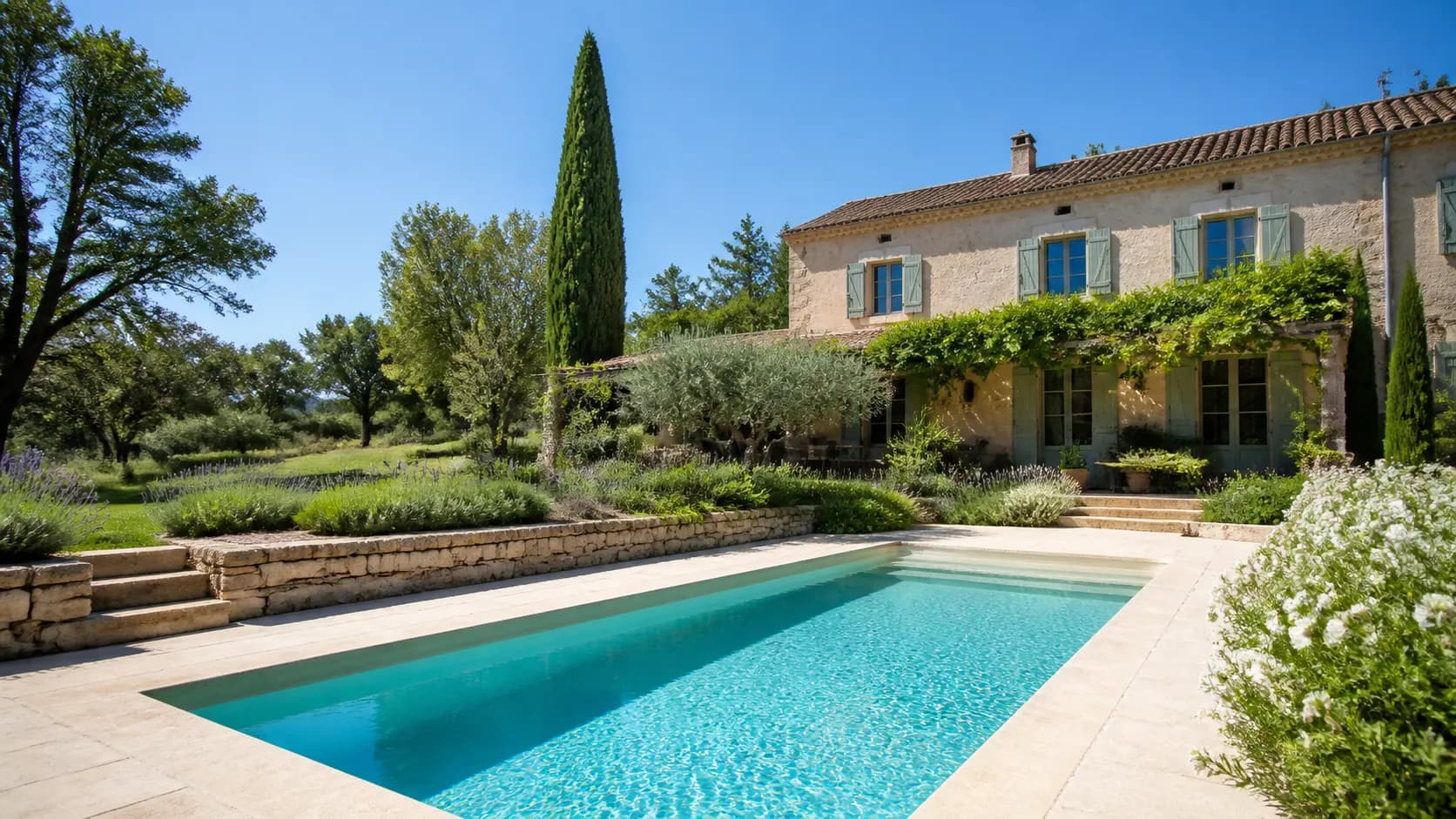 Piscine intégrée au jardin d’une maison provençale