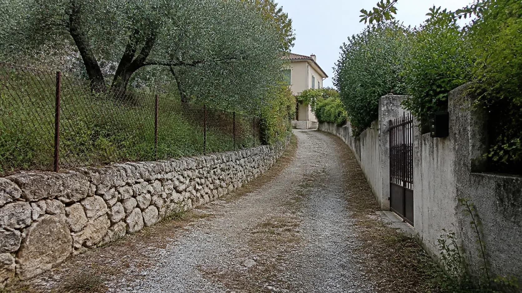 Chemin privé étroit donnant accès à une maison sur un terrain provençal