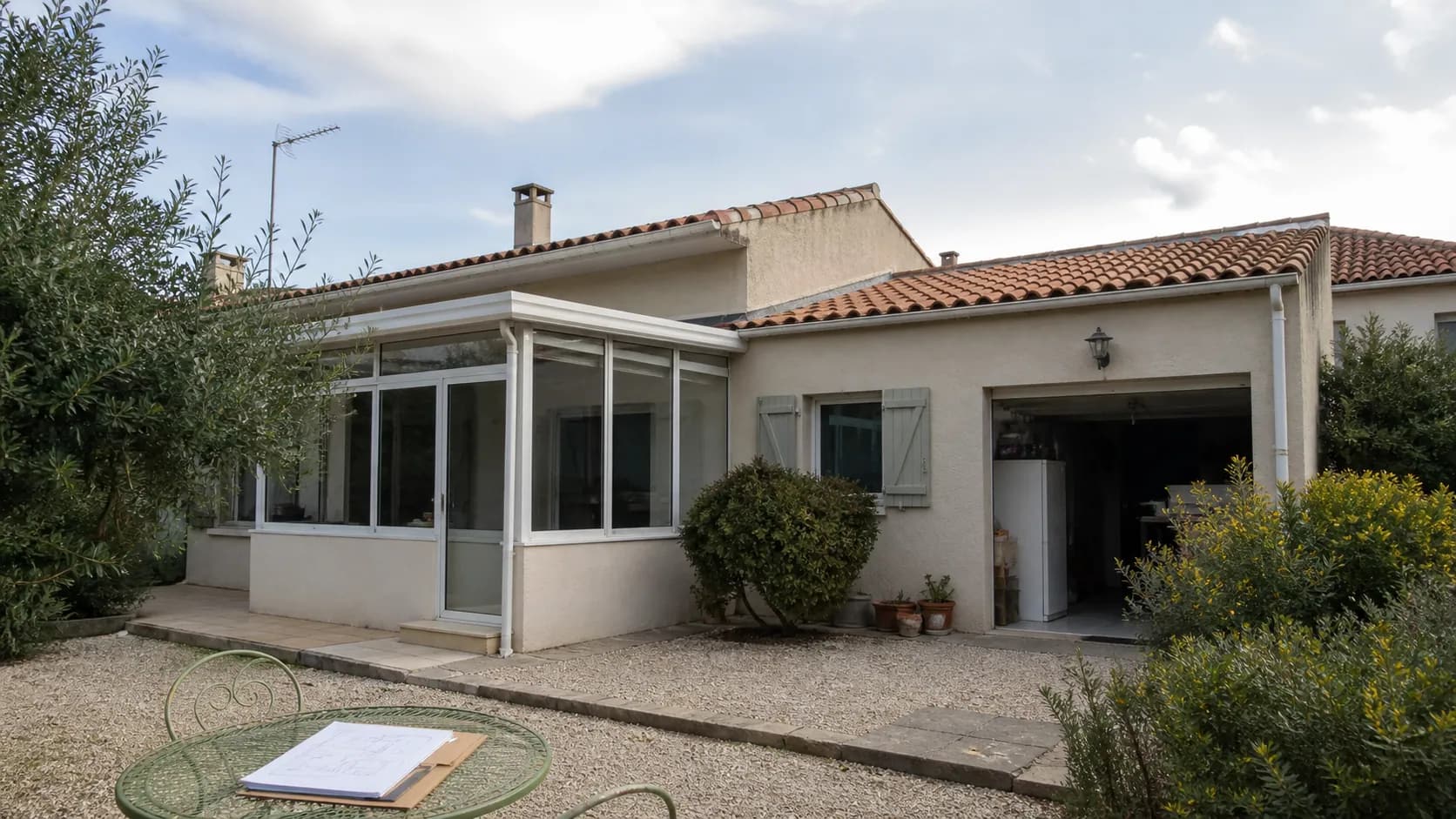 Maison avec une extension dont les autorisations doivent être vérifiées