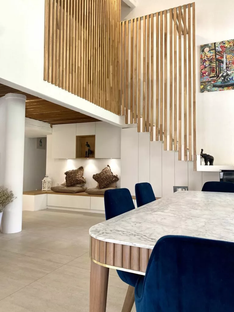 Pièce de vie réaménagée avec claustra en bois et mobilier intégré