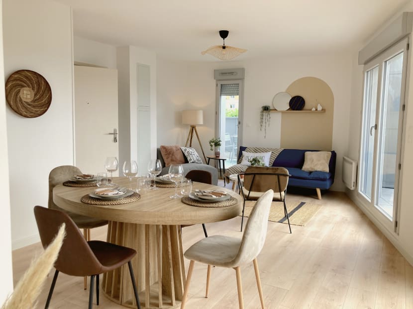 Pièce de vie lumineuse aménagée en appartement témoin