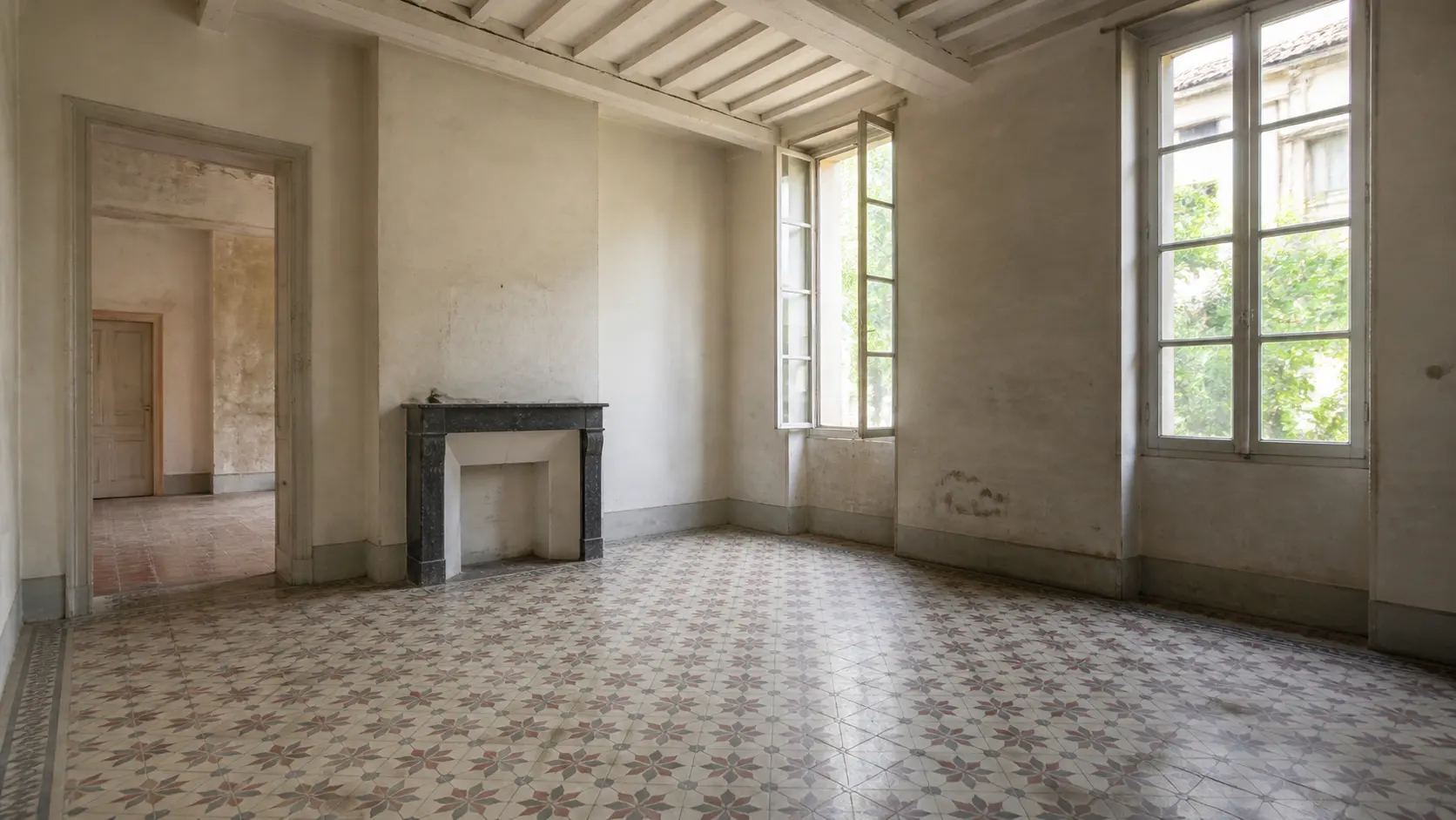 Pièce ancienne lumineuse dans un bien immobilier à rénover