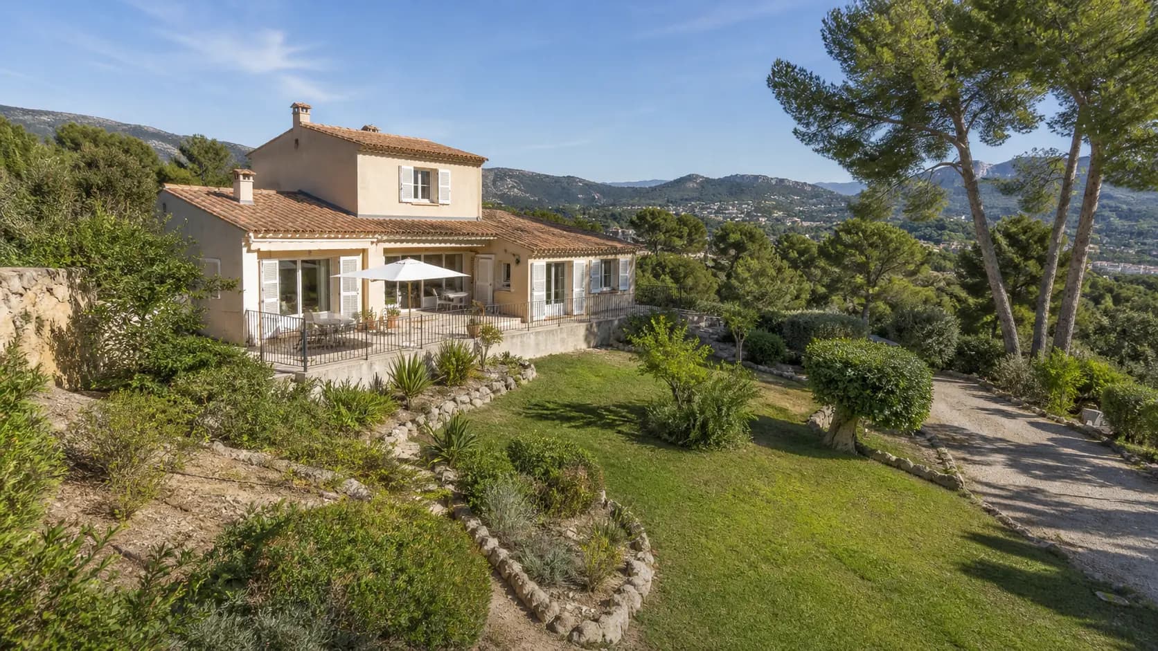 Maison avec terrain en pente dans le 13 ou le 83