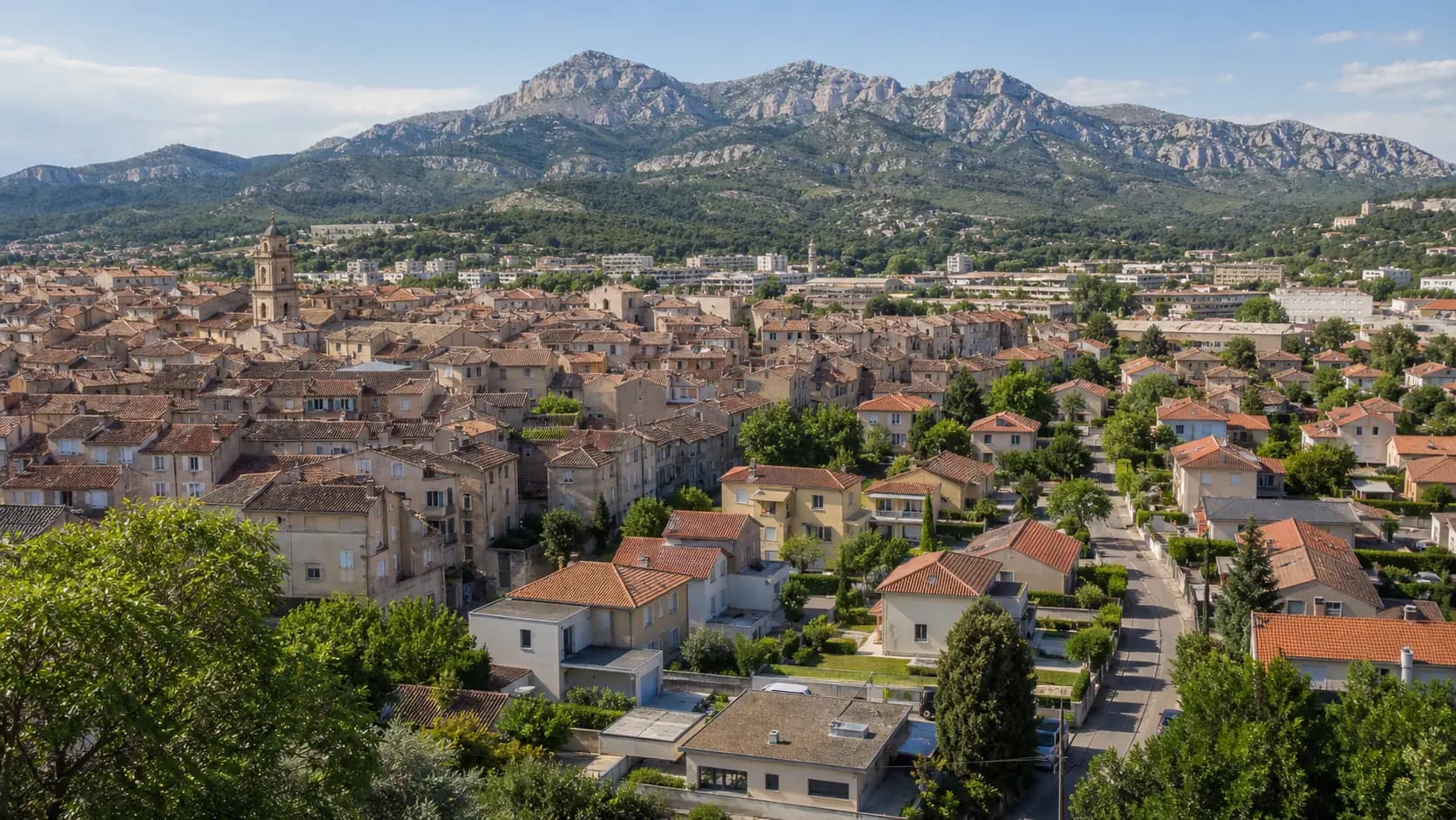 Centre et quartiers résidentiels d’Aubagne face au Garlaban