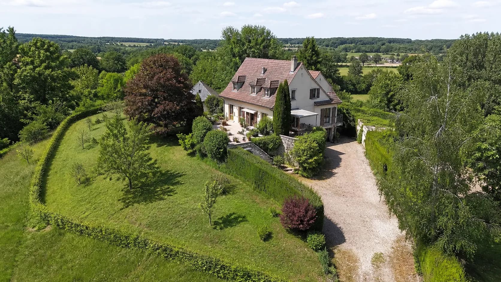 Maison avec terrain en pente, restanques et accès