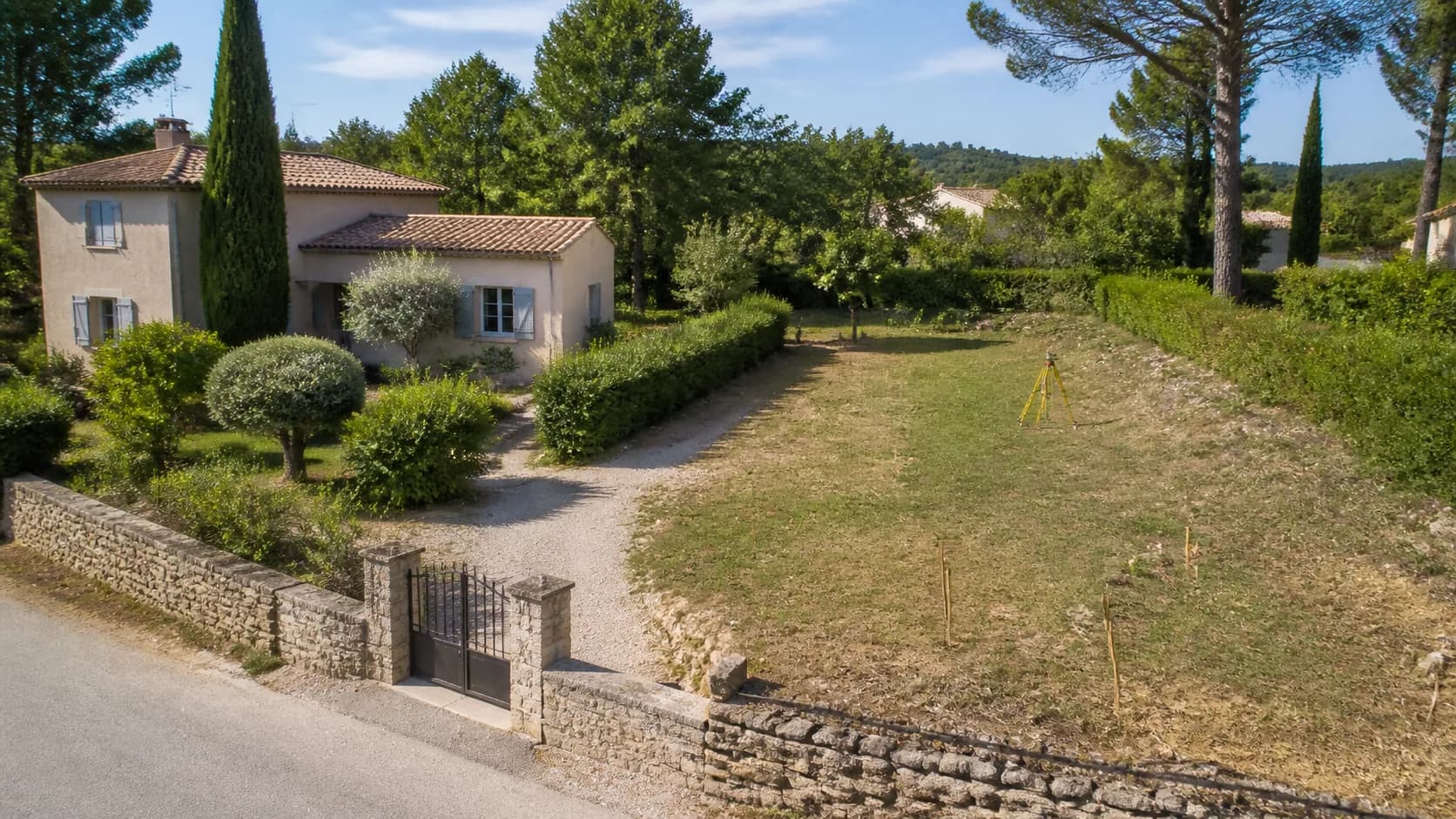 Maison et parcelle préparée pour vendre une partie de son terrain