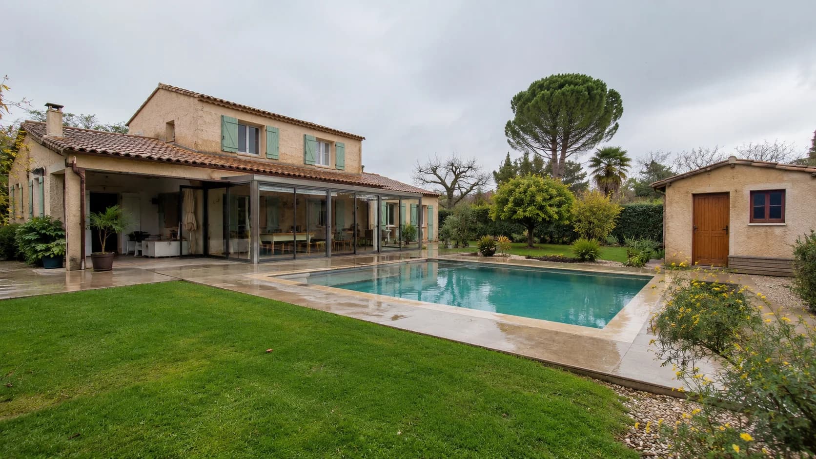 Piscine, véranda, dépendance : faut-il régulariser avant de vendre ?